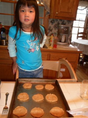 Kasen baking cookies